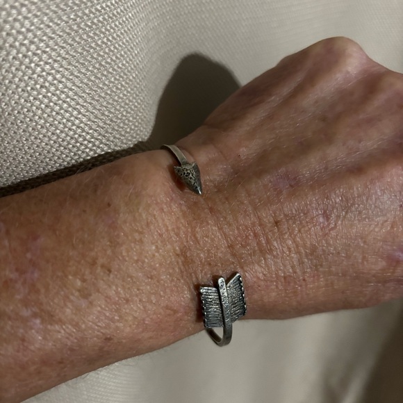 Sterling silver arrow cuff bracelet - Picture 3 of 6
